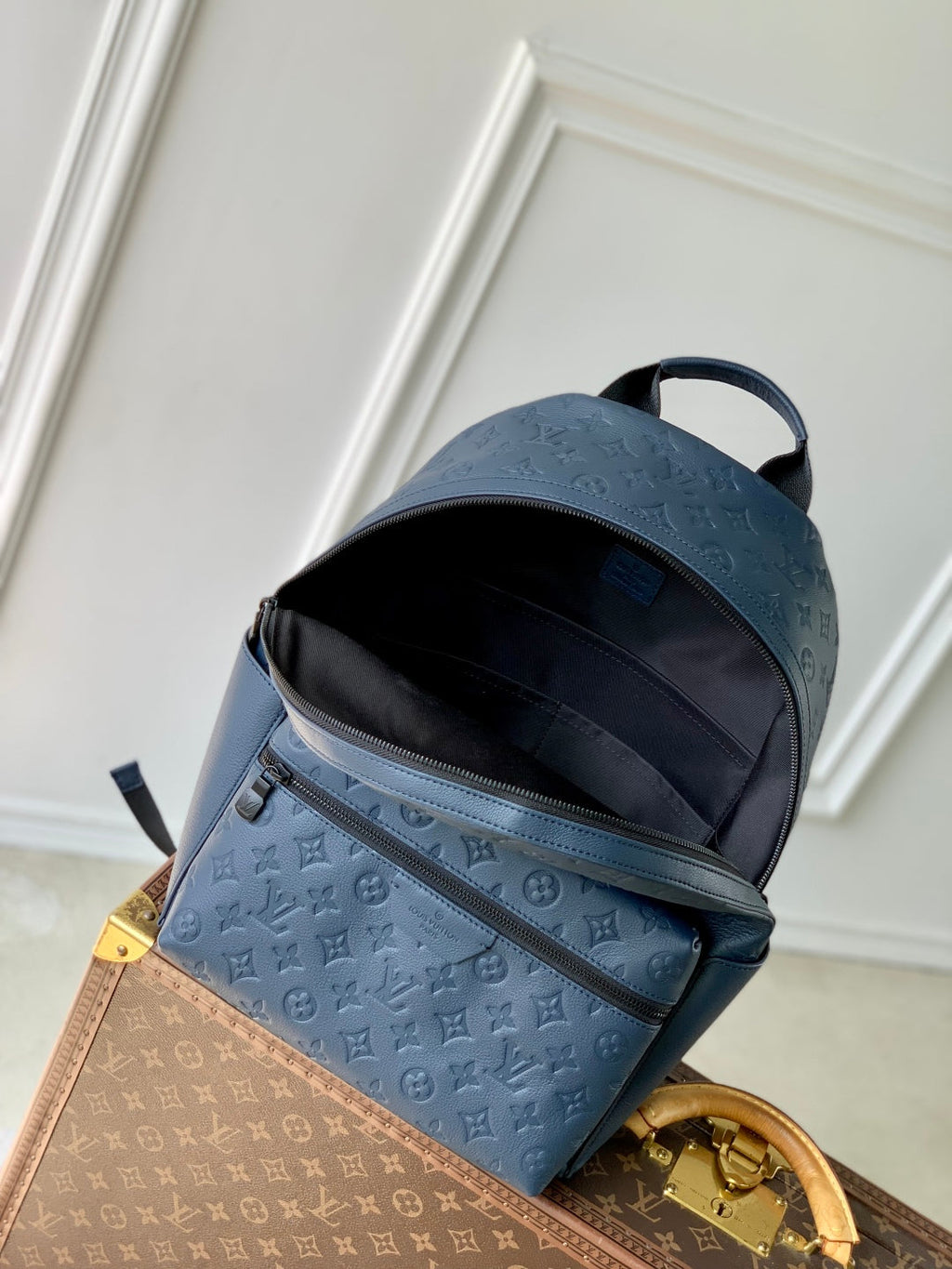 DISCOVERY PM BACKPACK 38 IN NAVY BLUE LAMBSKIN EMBOSSED MONOGRAM LOGO