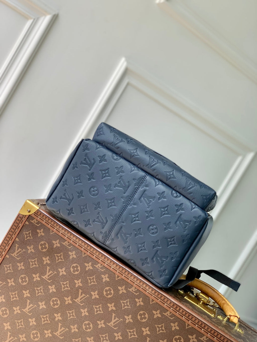 DISCOVERY PM BACKPACK 38 IN NAVY BLUE LAMBSKIN EMBOSSED MONOGRAM LOGO