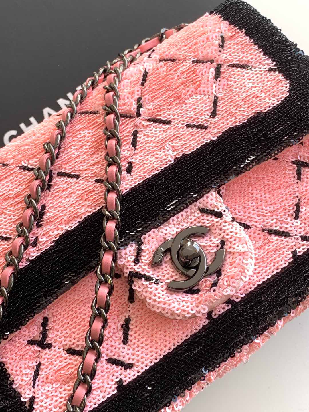 CLASSIC FLAP BAG 21 IN BLACK PINK SEQUINS RUTHENIUM HARDWARE